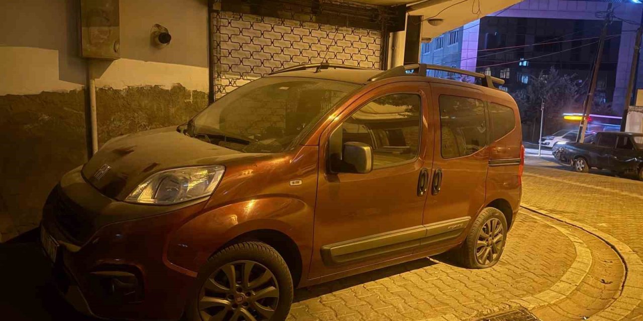 Motosikletle geldiler, otomobillerin lastiklerini patlattılar