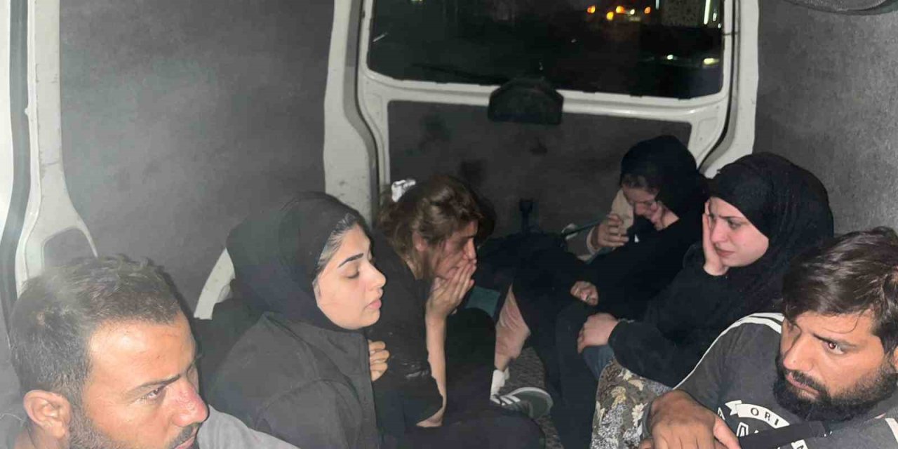 Polisten kaçtı, 2 araca çarptı: İçinden 11 kaçak göçmen çıktı