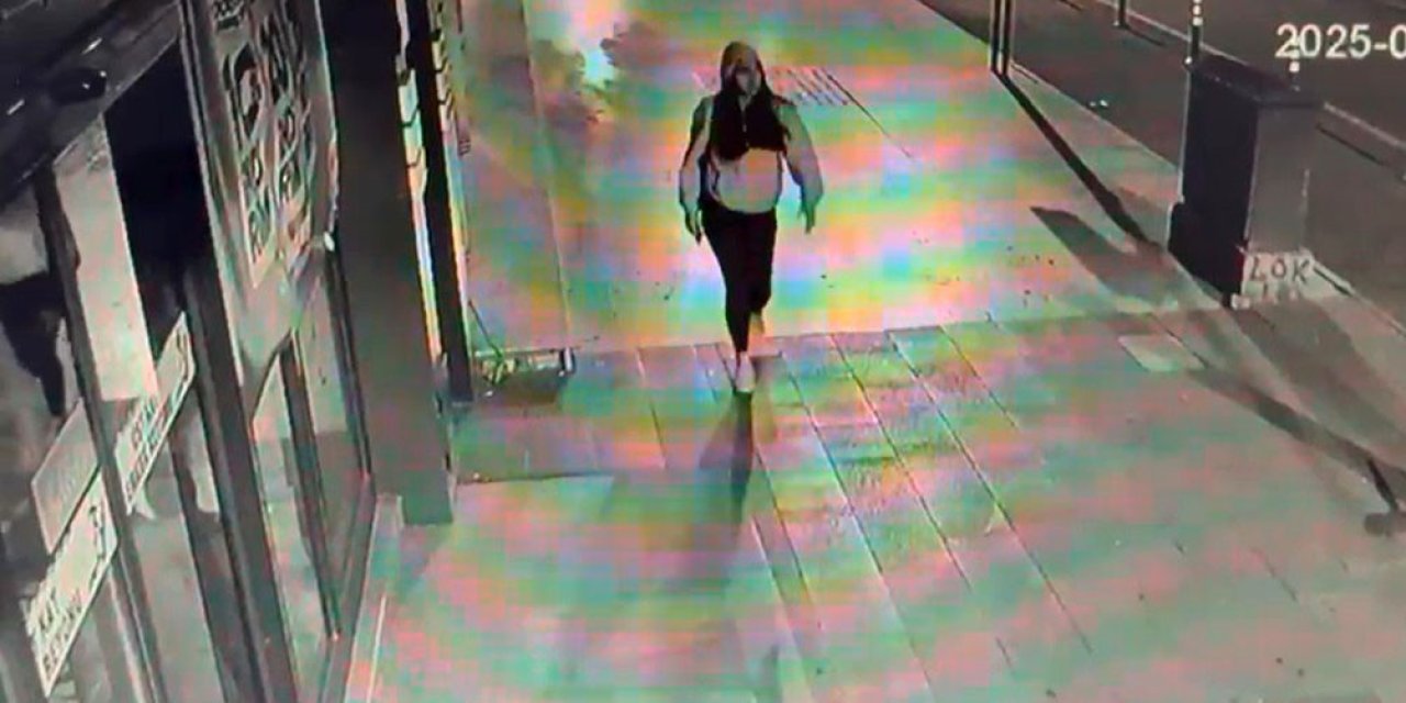 Genç kız, otomobilin altında kalmaktan kıl payı kurtuldu: O anlar kamerada