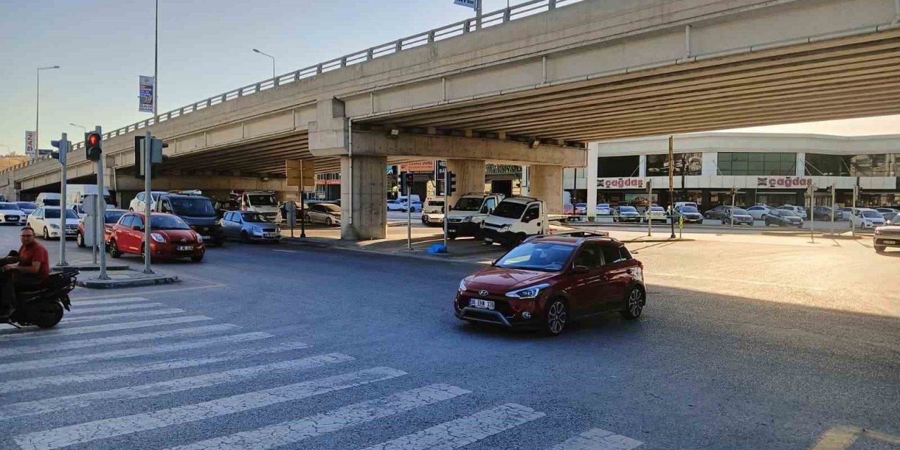 Kör noktaya giren adam beton mikserinin altında kaldı