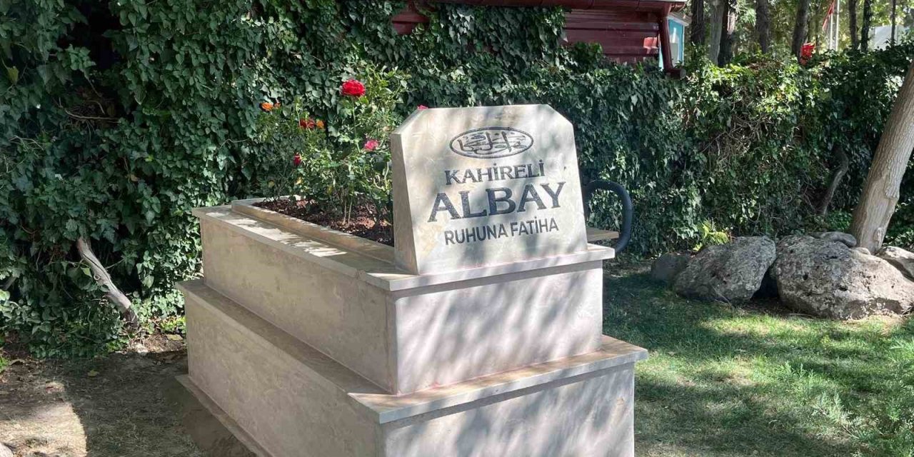 Yol ortasında kalan mezar yeni yerine taşındı