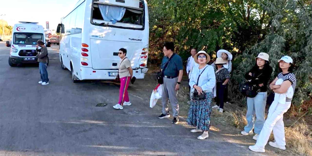 Konya’dan Dönen Turist Midibüsüne TIR Çarptı: 5 Çinli Turist Yaralandı