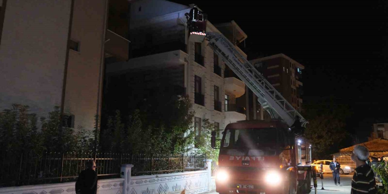 Gecenin sessizliğini bölen yangın: Yatak tutuştu, bina ayağa kalktı
