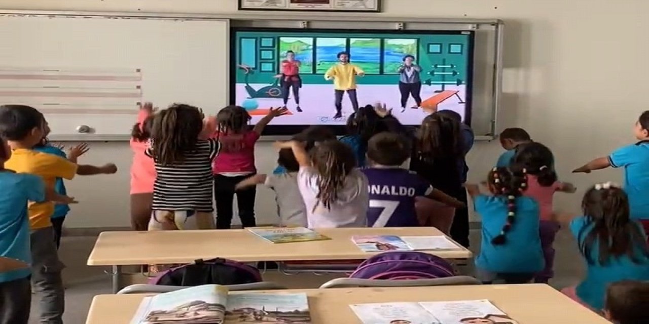 Eğitime Teknoloji Eli: Köy Okulunda Akıllı Tahta Sevinci