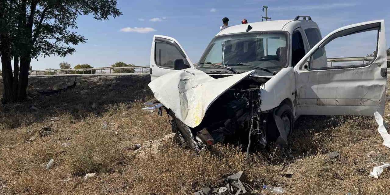 Yan şeritteki araç sıkıştırınca şarampole düştü