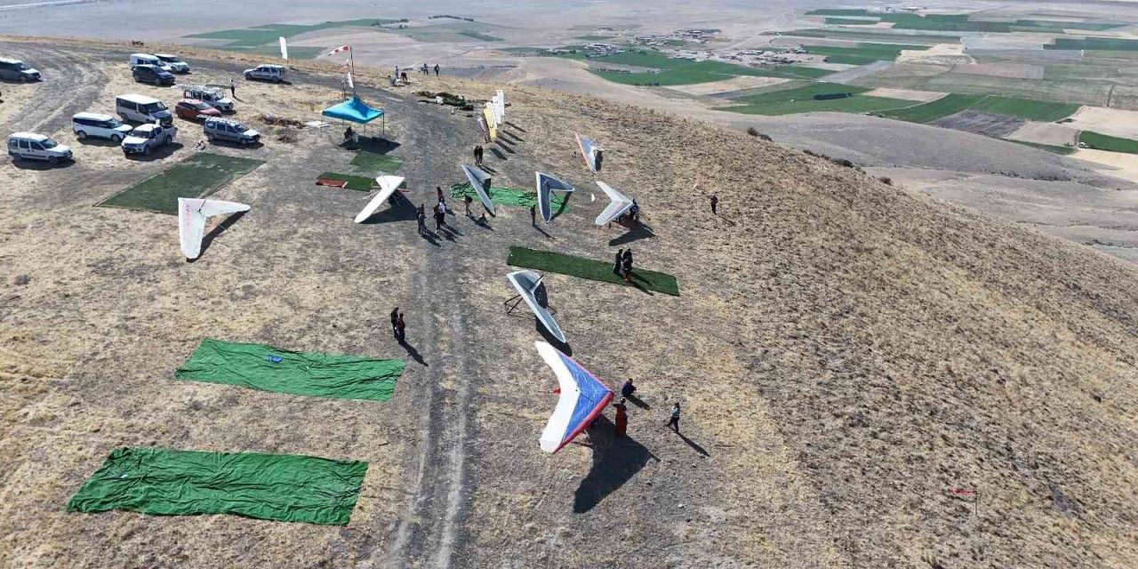 Rüzgarın Efendileri Göktepe’de Buluştu: Uluslararası Yelken Kanat Şampiyonası Devam Ediyor