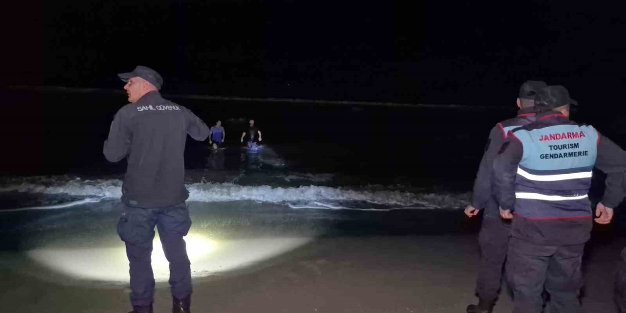 Kıyafetleriyle denize giren tatilci ekipleri alarma geçirdi