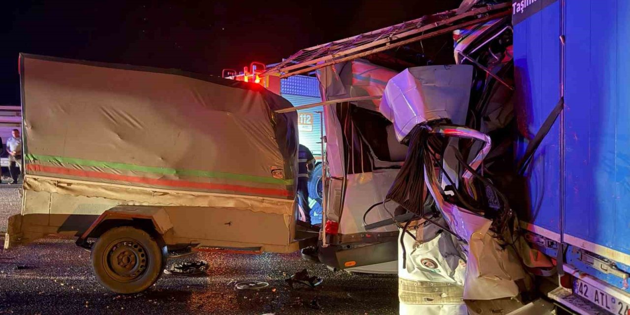 Tarım İşçilerini Taşıyan Minibüs Tıra Çarptı, 3 Ölü, 16 Yaralı