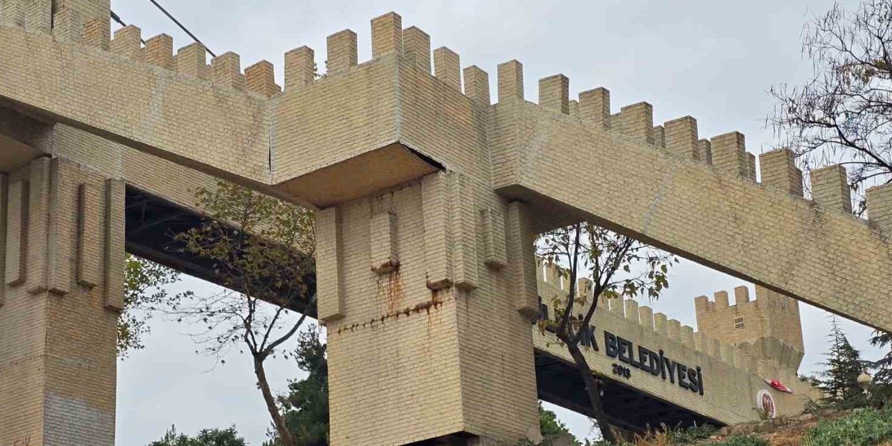 Üst geçit tehlike saçıyor: Yıkıldı yıkılacak