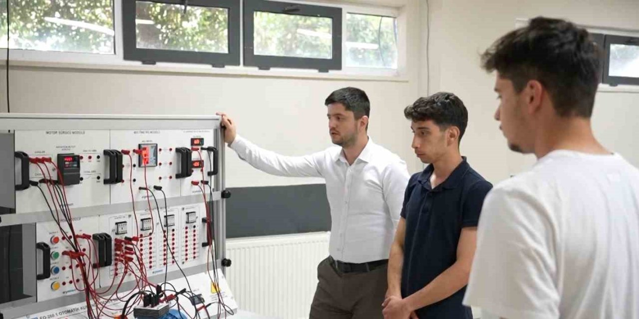 Yapay Zekâ Destekli Eğitimle Mezun Olur Olmaz İş Fırsatı