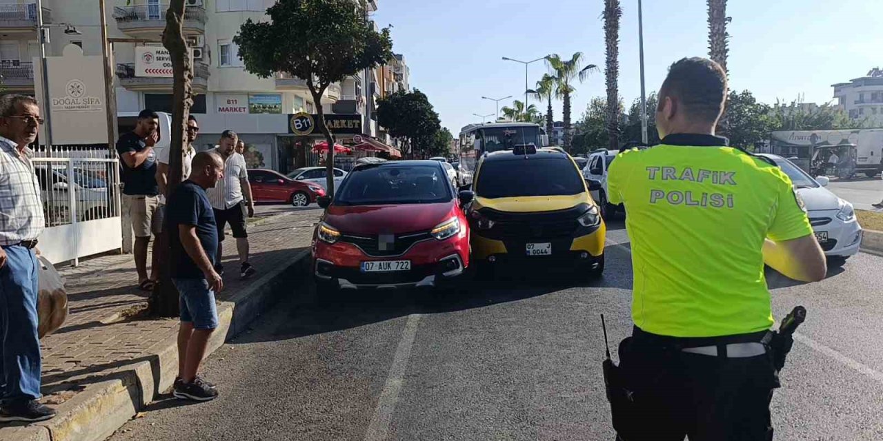 Kendisini bekleyen araca koşarken başka araç çarptı: O anlar kamerada