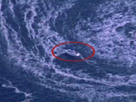 Japonya'da 100 kişilik gemi alabora oldu