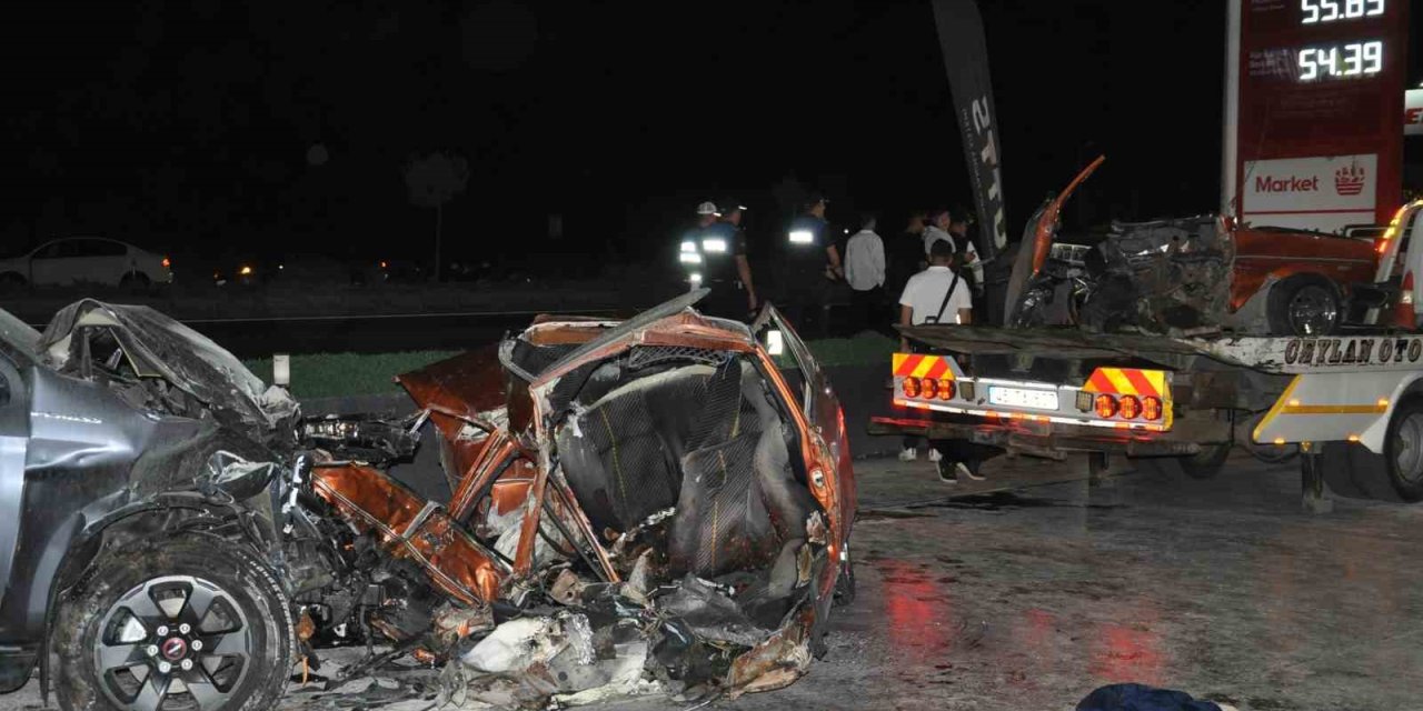 Feci kazada otomobil ikiye bölündü: 1’i çocuk 5 ölü, 6 yaralı