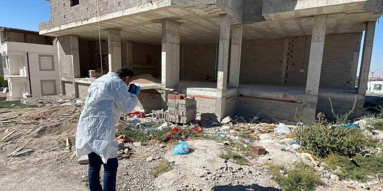 İnşaat alanında yatarken bulunan kadın kurtarılamadı