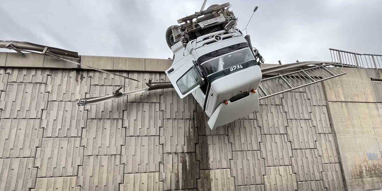 İzmir’de tır devrildi, kupası viyadükte asılı kaldı