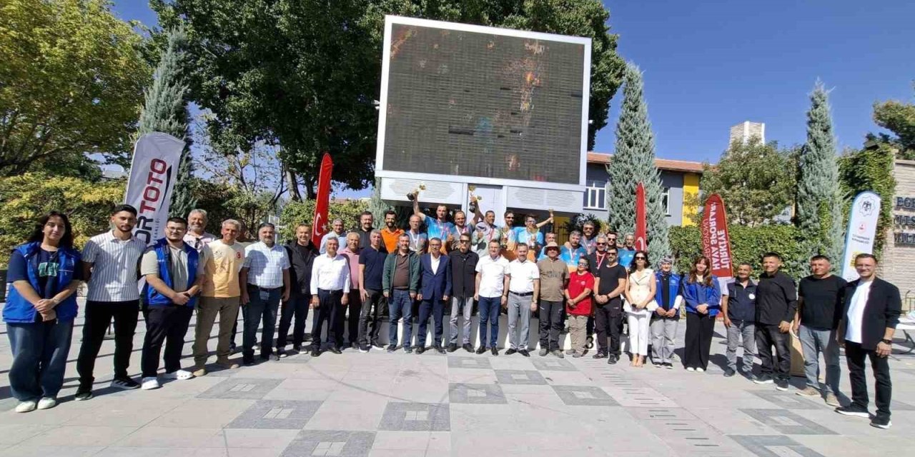 Karapınar’da Uluslararası Yelkenkanat Şampiyonası ödül töreni düzenlendi