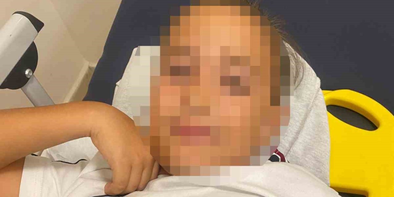 Bayrak direği öğrencilerin üzerine devrildi