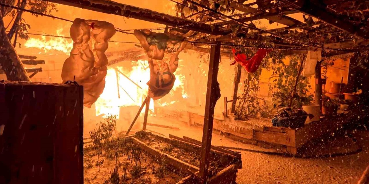 Tandırda ekmek yaparken kıvılcım sıçradı, müstakil ev alev topuna döndü