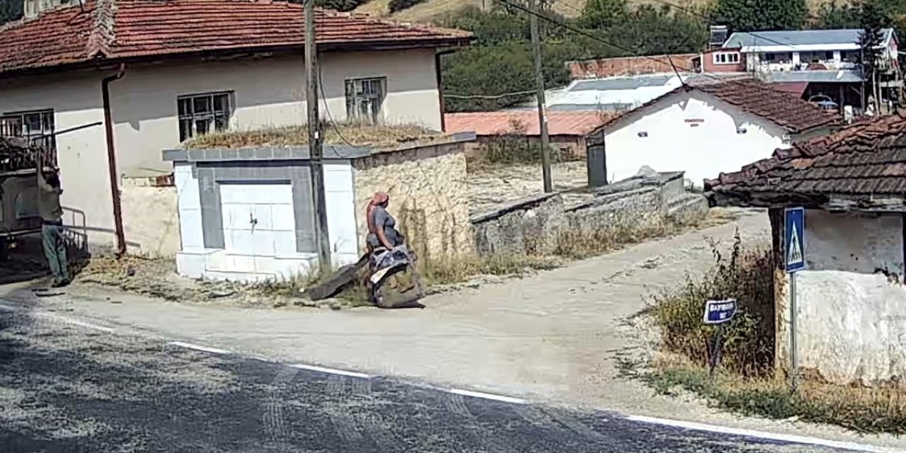 Hurdacılar köy meydanını çöplüğe çevirdi