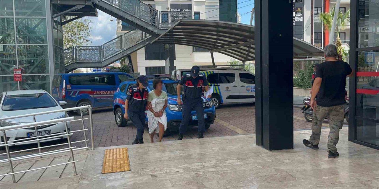 Öfkeli kadın dükkanı ve minibüsü ateşe verdi