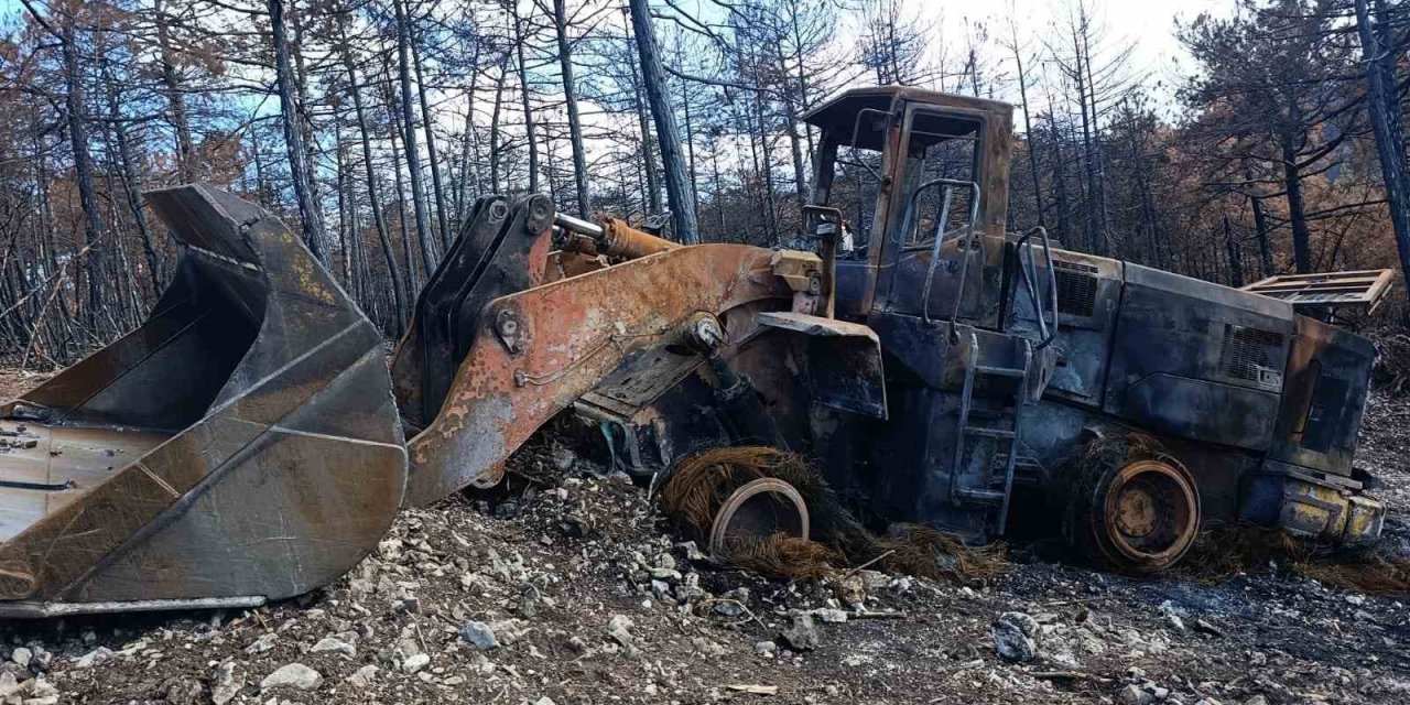 Şehitlerin Ardından Yürek Yakan Görüntü: Kül Olan Kepçe Enkazı Kaldırıldı