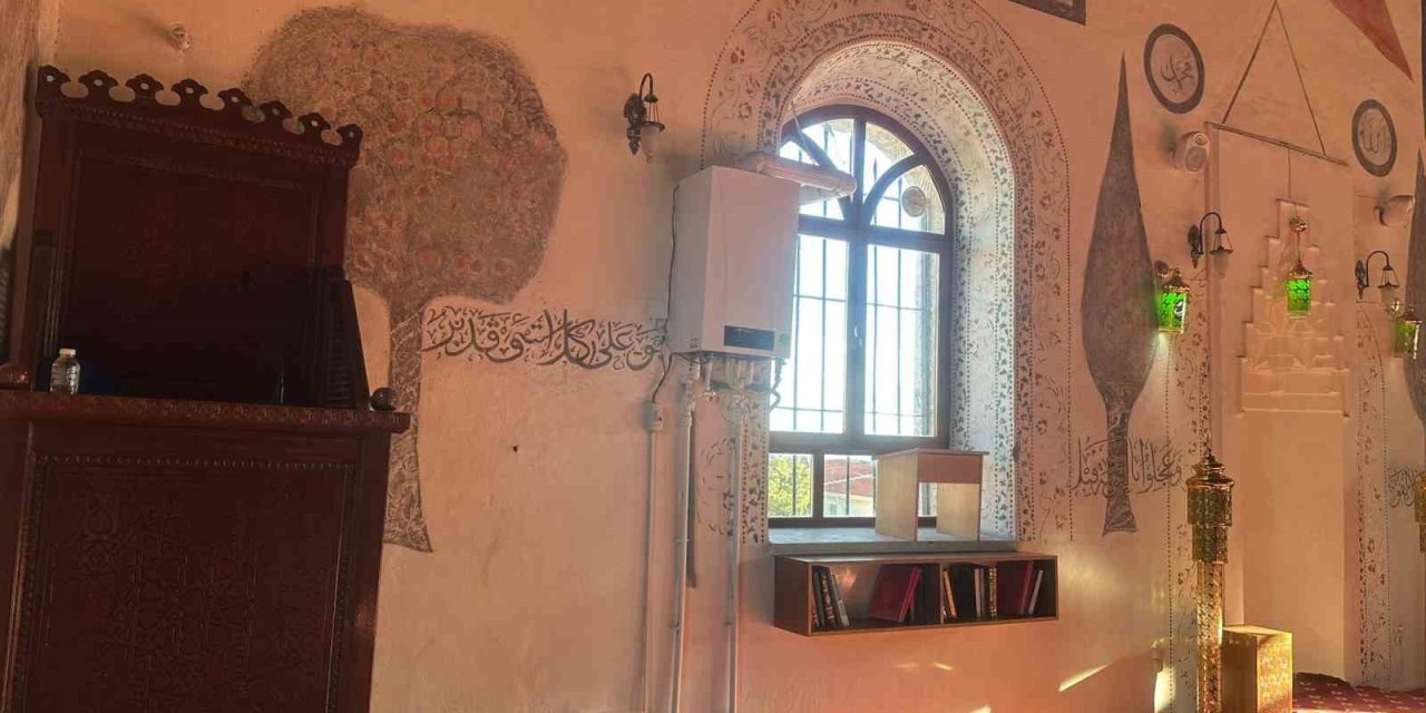 139 Yıllık Camii’de Skandal Görüntü: Kombi Kıble Duvarına Yerleştirildi