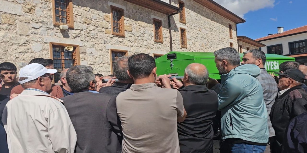Konya’daki kırmızı ışık kazasında hayatını kaybeden öğretmene acı veda