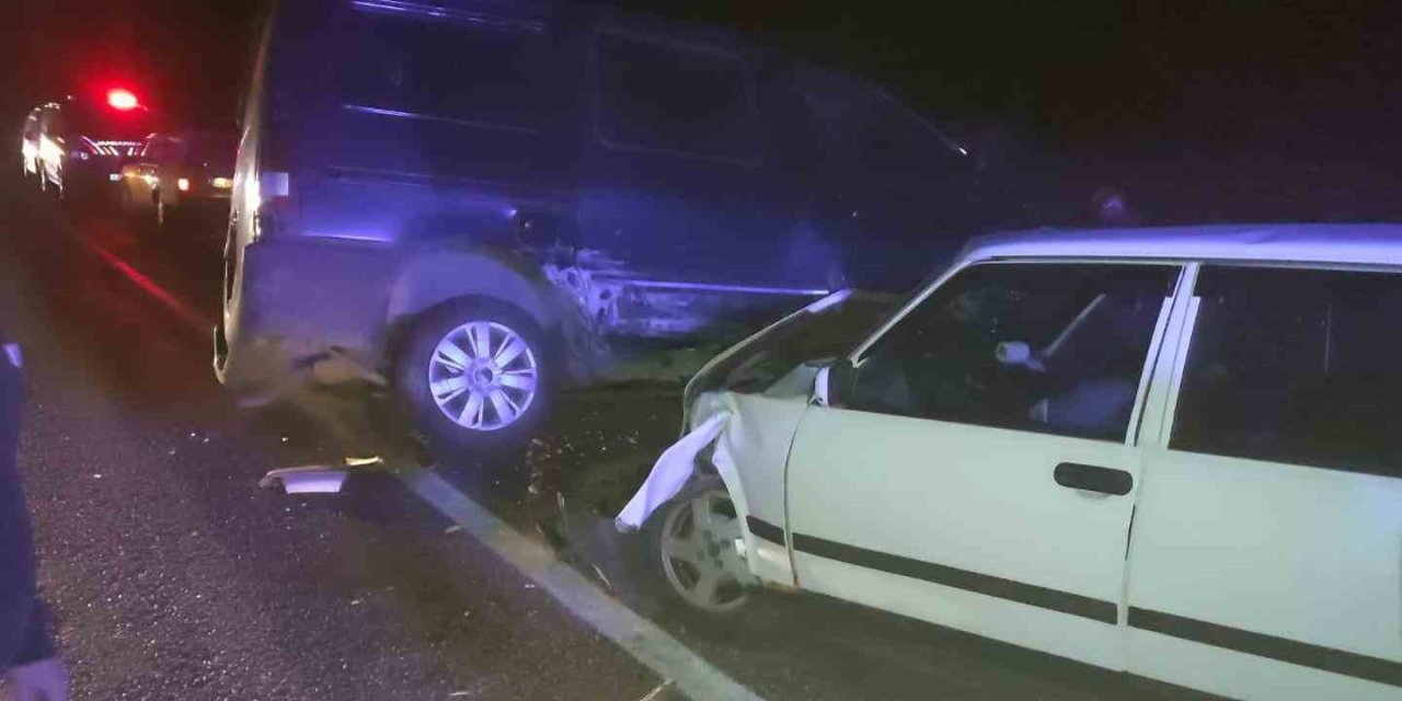 Derebucak’ta otomobil ile minibüs çarpıştı: 2 yaralı