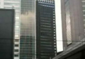 Dev gökdelen beşik gibi sallandı - İZLE