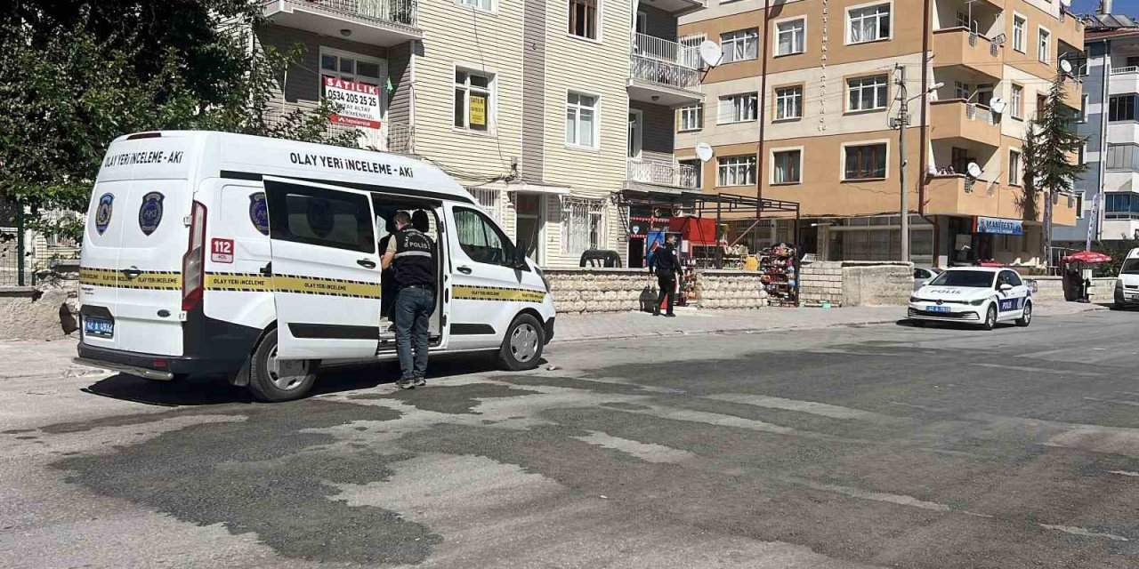 Güpegündüz sokak ortasında bıçaklı kavga