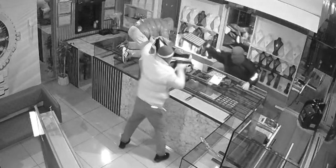 Soyguncular 1 dakikada 3 kilo altını çaldı: Tezgahta ne varsa götürdüler