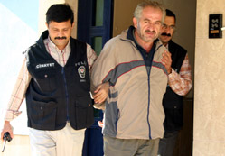 Eşi ile kızını öldürdü