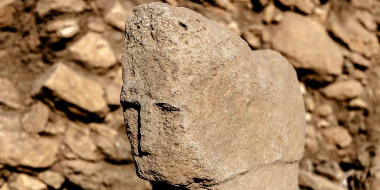 İlk Kez Yüzü Olan T Biçimli Dikilitaş Ortaya Çıkarıldı