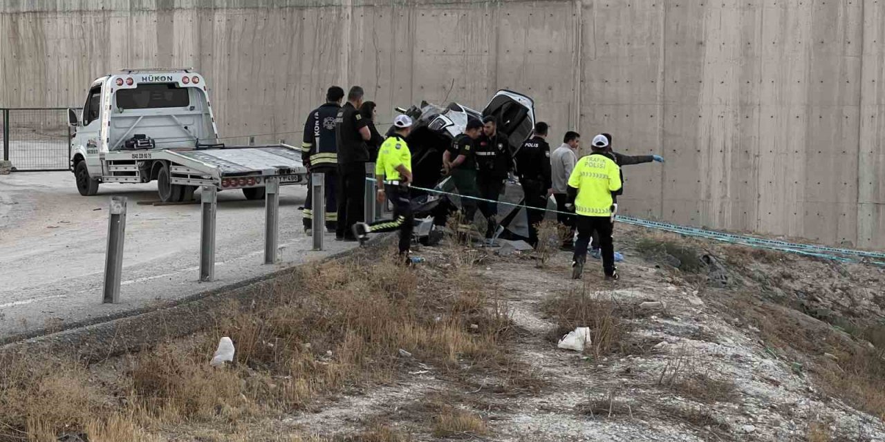 Konya'da feci kaza: Otomobil yol kenarına uçtu, 1 ölü 1 yaralı
