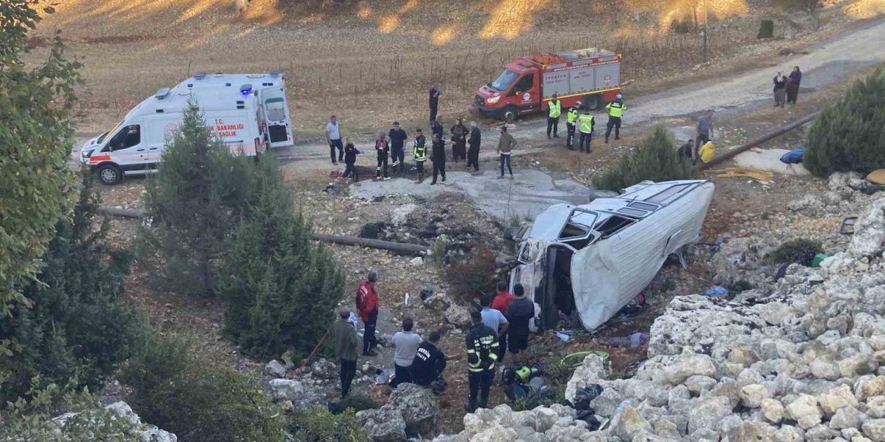 Tarım işçilerini taşıyan minibüs şarampole devrildi