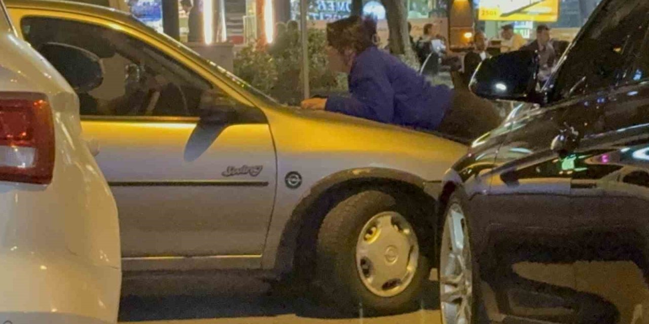 Kocasıyla tartışan kadın, gidemesin diye otomobilin kaputuna yattı