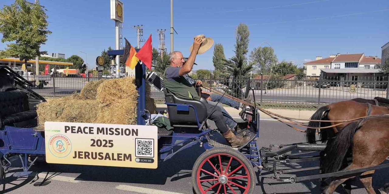 Berlin'den Kudüs'e Barış Yolculuğu: Alman Çiftçiler At Arabasıyla İnegöl'den Geçti