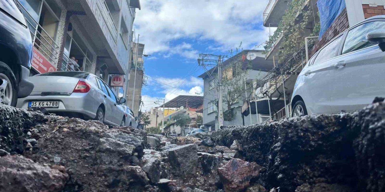 İzmir’deki sağanak, bozuk yolları dere yatağına çevirdi