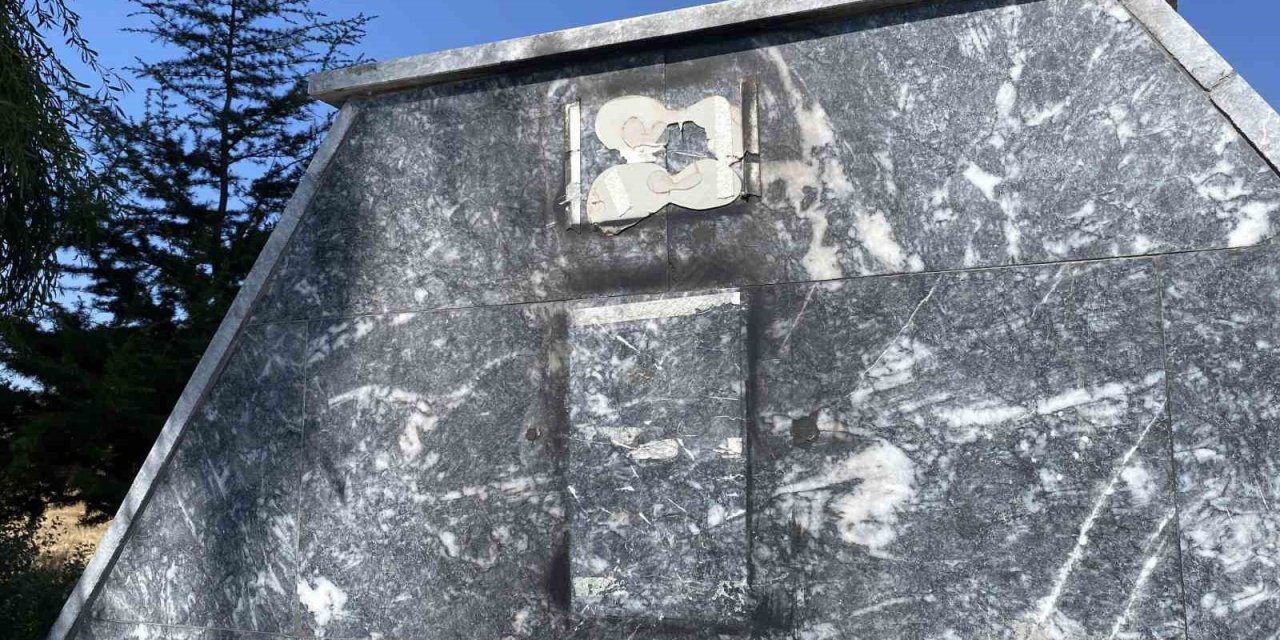 Şehit Çeşmesine Üçüncü Kez Saldırı: Bayrak ve Şehit Fotoğrafı Söküldü