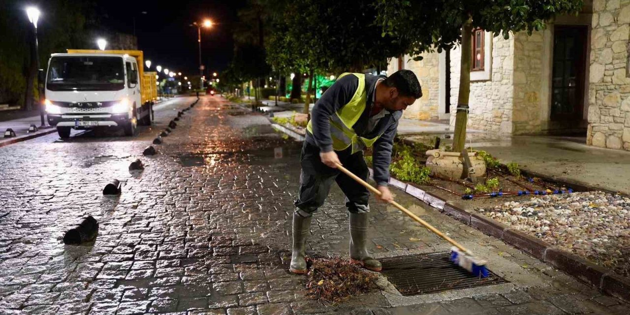 Çeşme’de Geceyi Sel Vurdu: Caddeler Göle Döndü, Ev ve İş Yerlerini Su Bastı