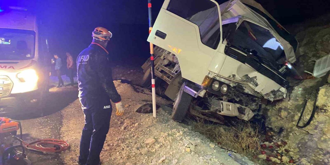 Kontrolden çıkan kamyonet kayalıklara çarptı
