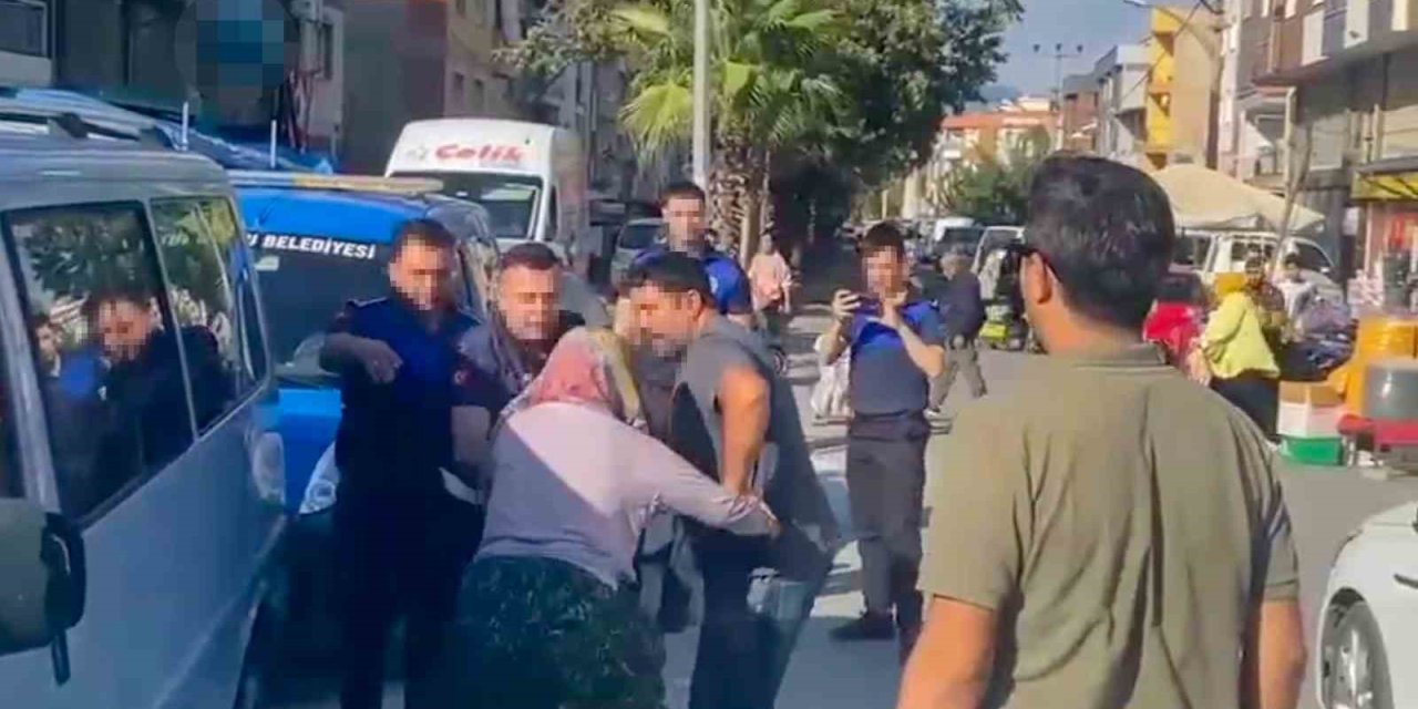 Zabıta ile seyyar satıcı kadın arasında gerginlik: Müdahale tepki çekti