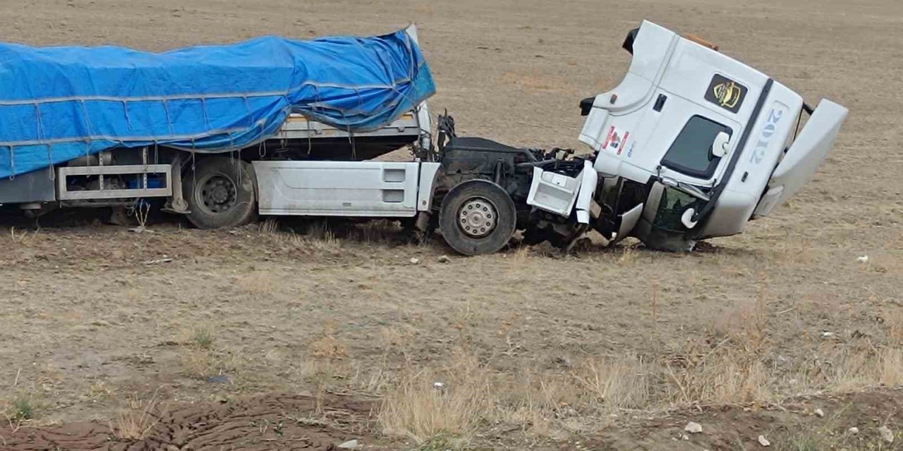 Konya-Ankara Karayolu’nda Tır Şarampole Yuvarlandı, Sürücünün Burnu Bile Kanamadı