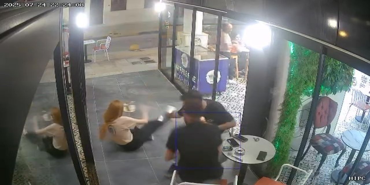 Cam kapıya çarpan kadın personelin yere savrulduğu anlar kamerada