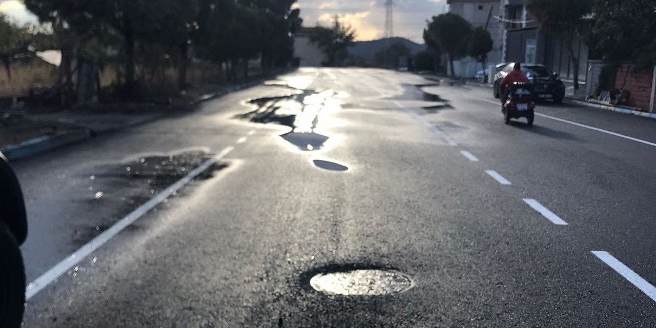 İzmir Büyükşehir’in yaptığı asfalt 11 gün zor dayandı