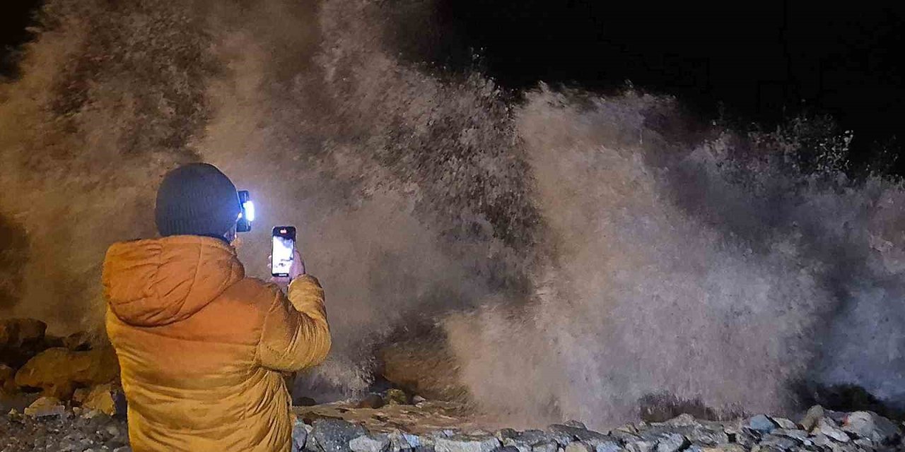 Amasra’da Fırtına Denizi Coşturdu: Dalgalar 8 Metreye Ulaştı