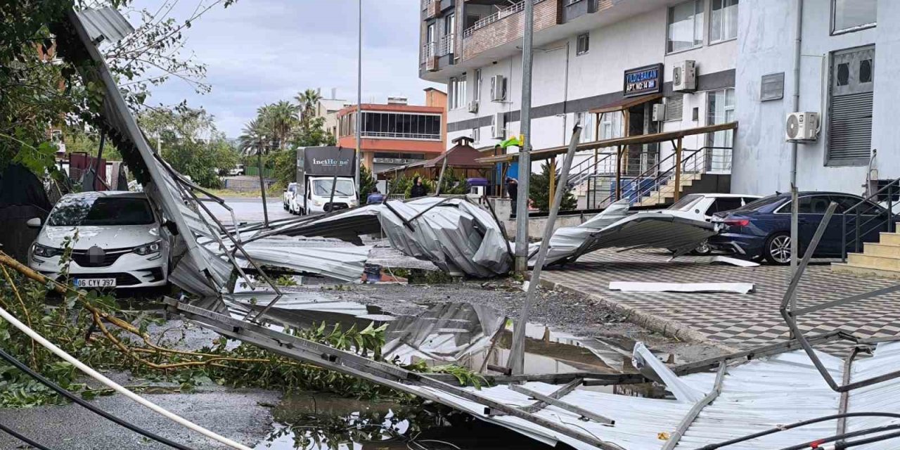 Şiddetli fırtına ekmek büfesini uçurdu