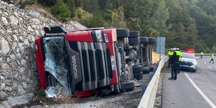 Konya plakalı tır Bursa'da devrildi