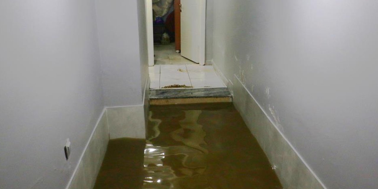 Mansur Yavaş bu evde yaşar mı? Yağmur yağan Ankara'da kanalizasyon vatandaşın evini perişan etti