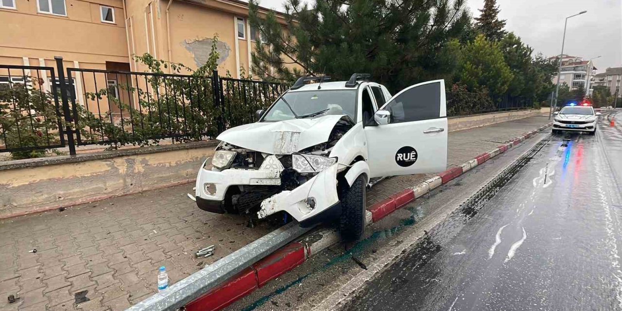 Karaman'a 1 saat yağış yetti! Pikap direğe vurdu